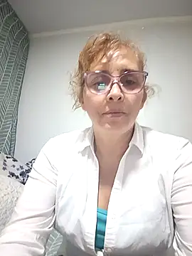 Snapshot of leona- chatting on 02-25-25, 01:06 leona- online show from 02-25-25, 01:06