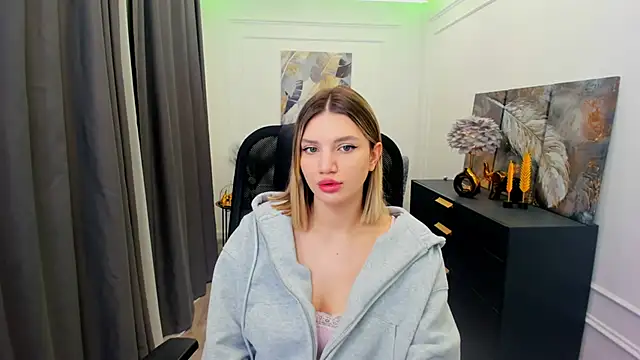 SelenaeMoore online show from 04-05-26, 03:36