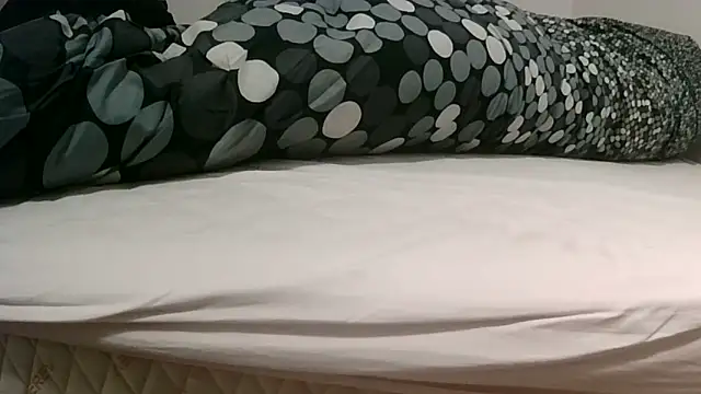 Snapshot of robertone80 chatting on 02-28-25, 06:54 robertone80 online show from 02-28-25, 06:54