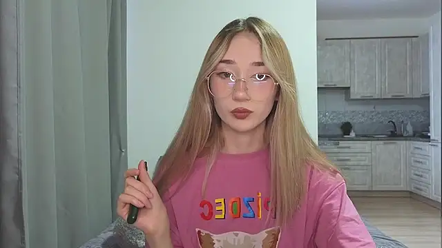 Snapshot of VikiSea chatting on 03-13-25, 12:02 VikiSea online show from 03-13-25, 12:02