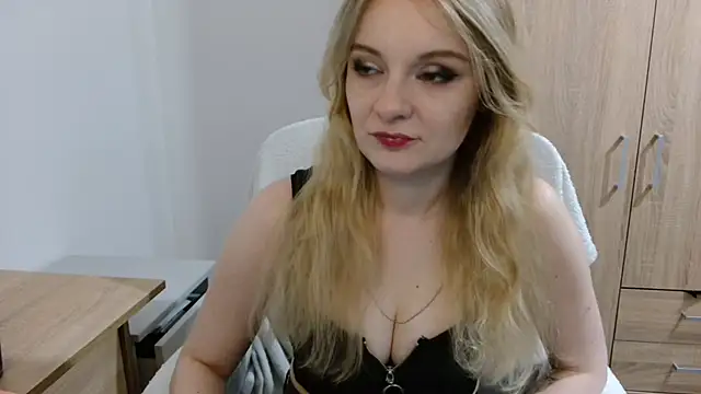 Snapshot of AlmaHoney chatting on 06-15-26, 08:22 AlmaHoney online show from 06-15-26, 08:22