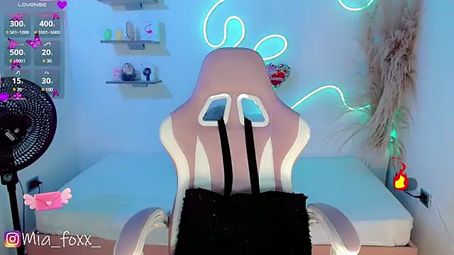 Mia foxx  online show from 02-26-25, 12:05