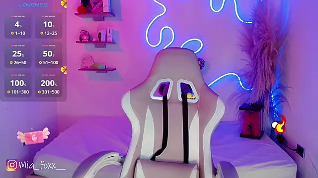 Mia foxx  online show from 03-18-25, 09:10