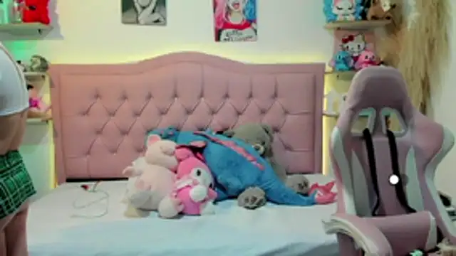 Mia foxx  online show from 11-15-25, 08:05