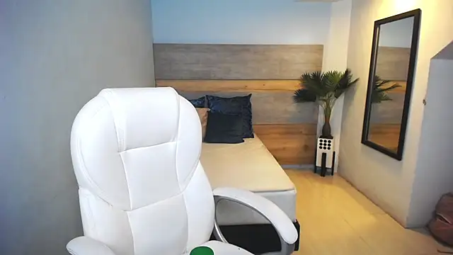 Snapshot of liseth_fox chatting on 12-12-24, 02:04 liseth fox online show from 12-12-24, 02:04