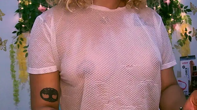 Snapshot of Crysrus chatting on 12-26-24, 01:51 Crysrus online show from 12-26-24, 01:51