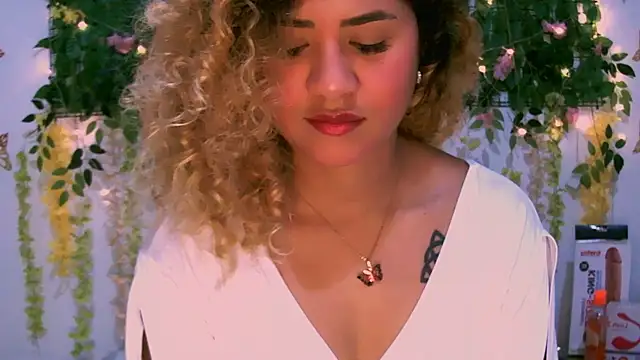 Snapshot of Crysrus chatting on 03-02-25, 09:54 Crysrus online show from 03-02-25, 09:54