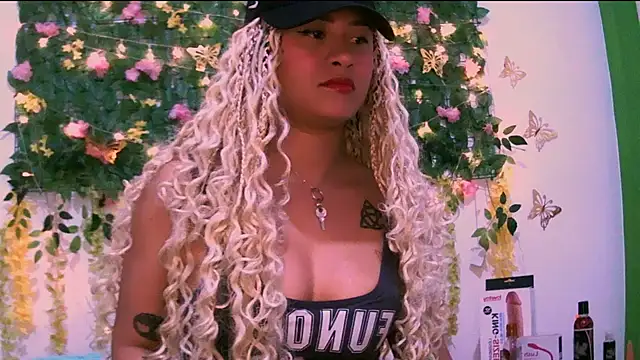 Snapshot of Crysrus chatting on 11-08-25, 10:41 Crysrus online show from 11-08-25, 10:41