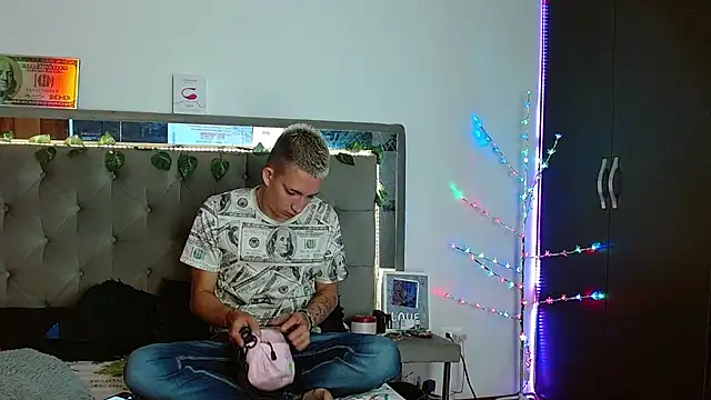 parejacaliente20154 online show from 12-31-24, 12:15