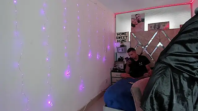 Snapshot of parejacaliente20154 chatting on 02-14-26, 04:04 parejacaliente20154 online show from 02-14-26, 04:04