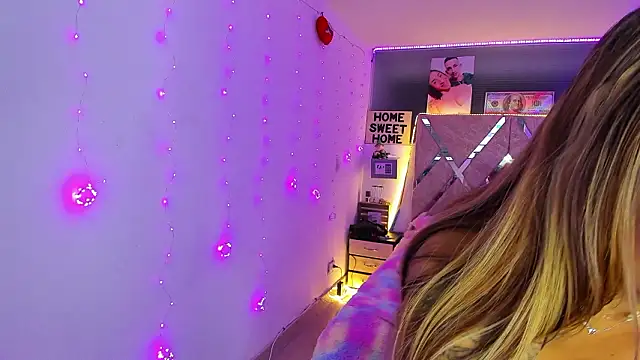 Snapshot of parejacaliente20154 chatting on 03-05-26, 01:34 parejacaliente20154 online show from 03-05-26, 01:34