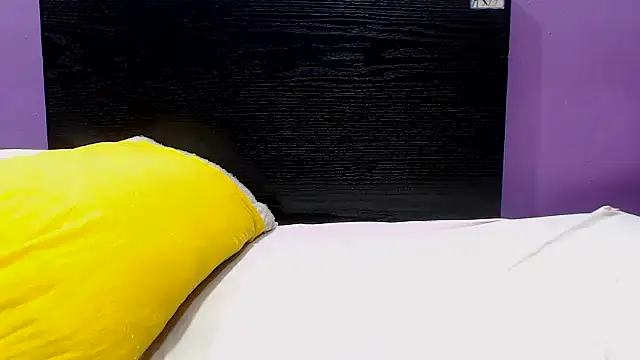 Snapshot of YELLOWBUSTYMELLONS chatting on 11-24-25, 05:29 YELLOWBUSTYMELLONS online show from 11-24-25, 05:29