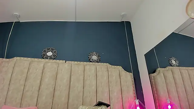 Snapshot of ShanelWest chatting on 01-09-25, 04:17 ShanelWest online show from 01-09-25, 04:17