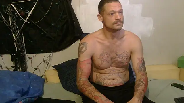 Snapshot of TheOneYouLove69 chatting on 12-20-25, 09:00 TheOneYouLove69 online show from 12-20-25, 09:00