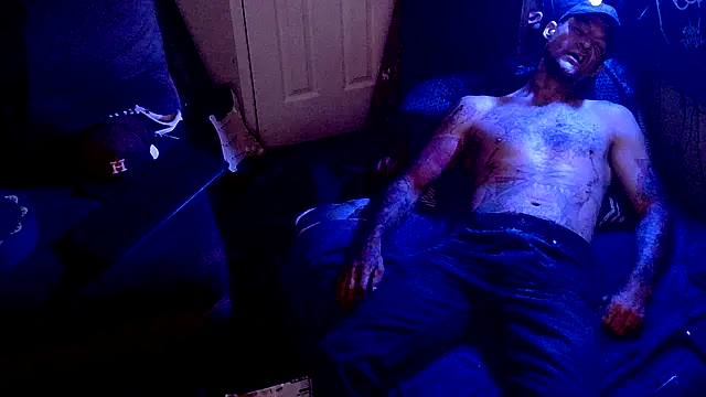 Snapshot of TheOneYouLove69 chatting on 02-11-26, 04:50 TheOneYouLove69 online show from 02-11-26, 04:50