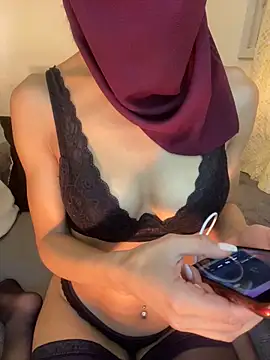 Snapshot of Beautiful_arab chatting on 01-04-25, 10:55 Beautiful arab online show from 01-04-25, 10:55