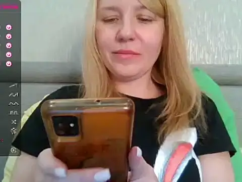 Snapshot of urbadkitty chatting on 02-13-25, 11:39 urbadkitty online show from 02-13-25, 11:39