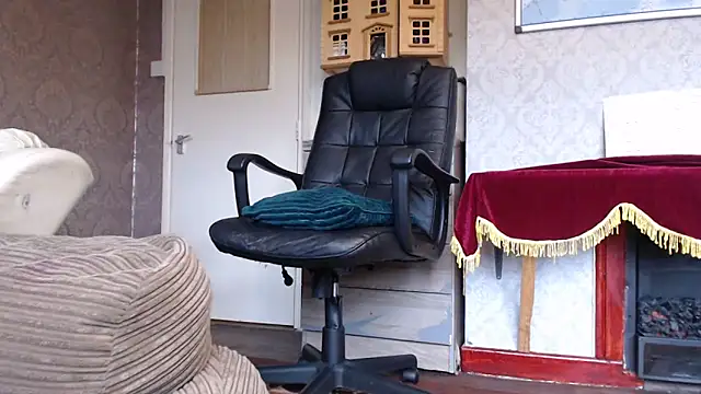 Snapshot of MrStraightDik chatting on 11-04-25, 12:37 MrStraightDik online show from 11-04-25, 12:37