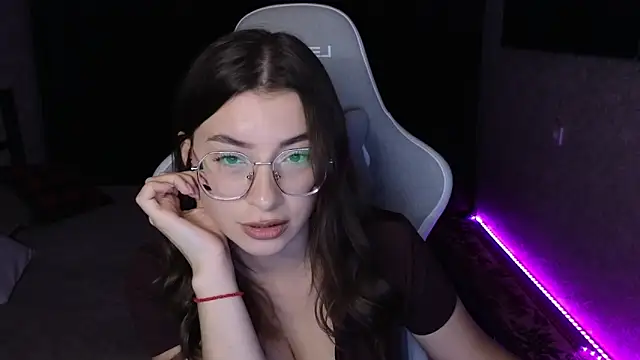 Snapshot of EuphoriaHaily chatting on 11-26-25, 01:34 EuphoriaHaily online show from 11-26-25, 01:34