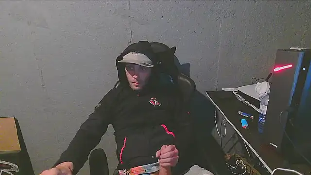 Snapshot of Superoz77 chatting on 12-17-24, 05:07 Superoz77 online show from 12-17-24, 05:07