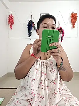 Snapshot of YOUR_LOVELY-40 chatting on 11-11-25, 03:17 YOUR LOVELY-40 online show from 11-11-25, 03:17