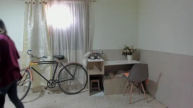 Snapshot of linnie_ chatting on 10-29-25, 04:31 linnie  online show from 10-29-25, 04:31