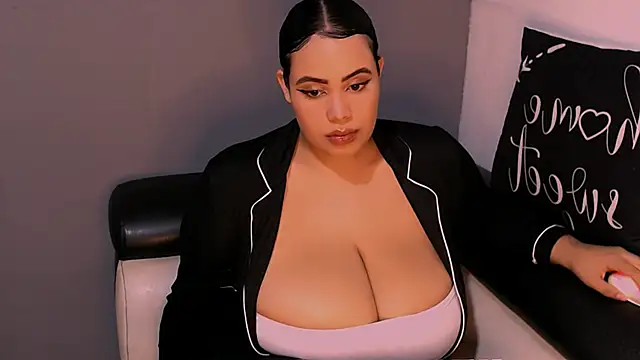 Snapshot of Emmacamille chatting on 11-27-25, 11:18 Emmacamille online show from 11-27-25, 11:18