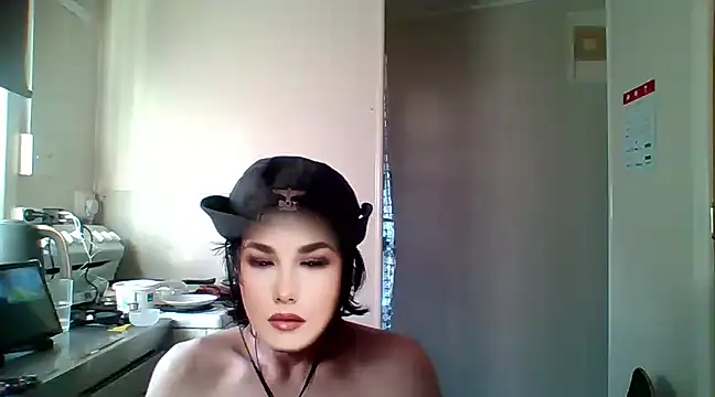 Snapshot of Ramenboi69 chatting on 12-10-24, 06:44 Ramenboi69 online show from 12-10-24, 06:44