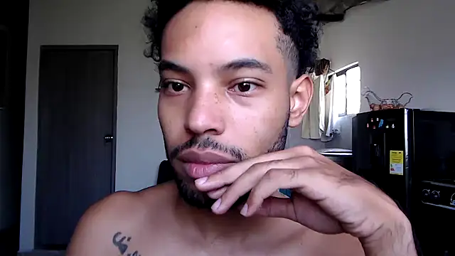 Snapshot of colinbrown chatting on 05-12-26, 02:36 colinbrown online show from 05-12-26, 02:36