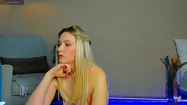 Snapshot of Agatha_weiss chatting on 11-19-25, 05:35 Agatha weiss online show from 11-19-25, 05:35