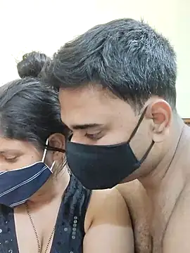 Snapshot of IND_COUPLE1 chatting on 02-14-25, 03:33 IND COUPLE1 online show from 02-14-25, 03:33