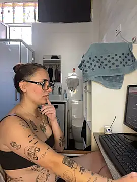 Snapshot of Hawitxui chatting on 10-28-25, 11:47 Hawitxui online show from 10-28-25, 11:47