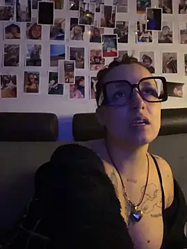 Snapshot of Hawitxui chatting on 12-21-25, 08:05 Hawitxui online show from 12-21-25, 08:05