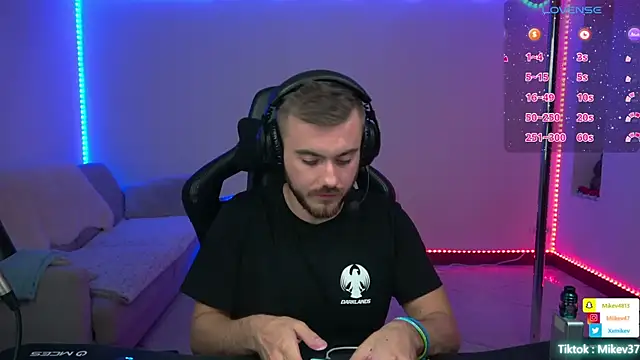 Snapshot of Mikev chatting on 03-06-25, 10:15 Mikev online show from 03-06-25, 10:15