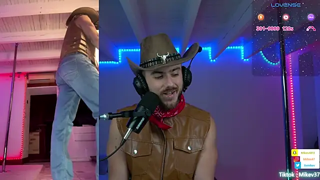 Snapshot of Mikev chatting on 03-10-25, 07:07 Mikev online show from 03-10-25, 07:07