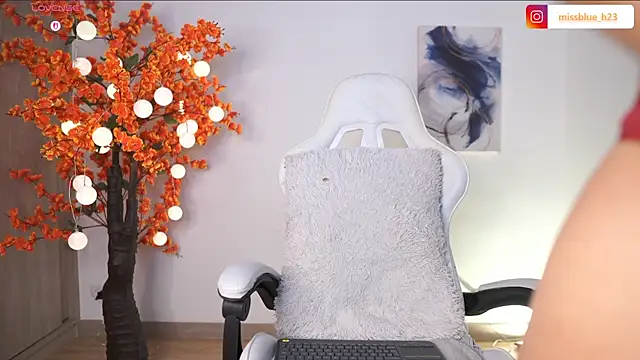 Snapshot of VictoriaHiill chatting on 09-17-25, 07:48 VictoriaHiill online show from 09-17-25, 07:48