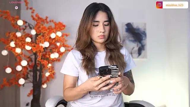 Snapshot of VictoriaHiill chatting on 10-22-25, 05:24 VictoriaHiill online show from 10-22-25, 05:24