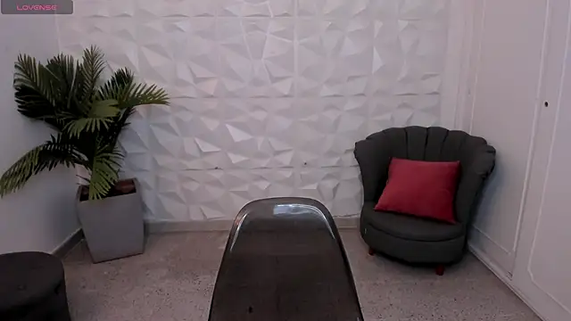 Snapshot of SaraaMills chatting on 01-13-25, 07:31 SaraaMills online show from 01-13-25, 07:31