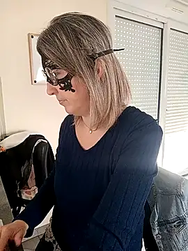 Snapshot of Rose_Libertine chatting on 03-16-26, 08:40 Rose Libertine online show from 03-16-26, 08:40