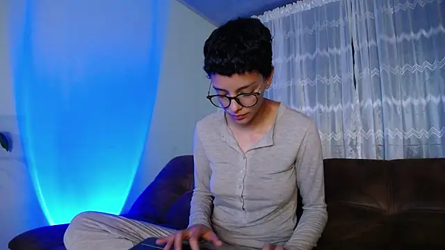 Snapshot of peyton_golden1 chatting on 03-19-25, 07:29 peyton golden1 online show from 03-19-25, 07:29