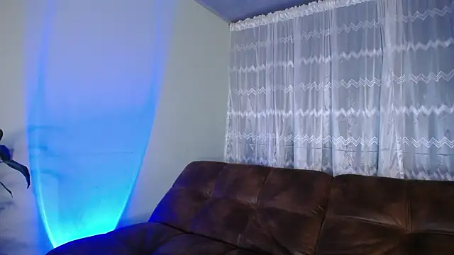 Snapshot of peyton_golden1 chatting on 03-20-25, 01:02 peyton golden1 online show from 03-20-25, 01:02