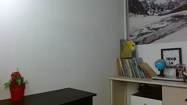 Snapshot of peyton_golden1 chatting on 11-04-25, 03:27 peyton golden1 online show from 11-04-25, 03:27