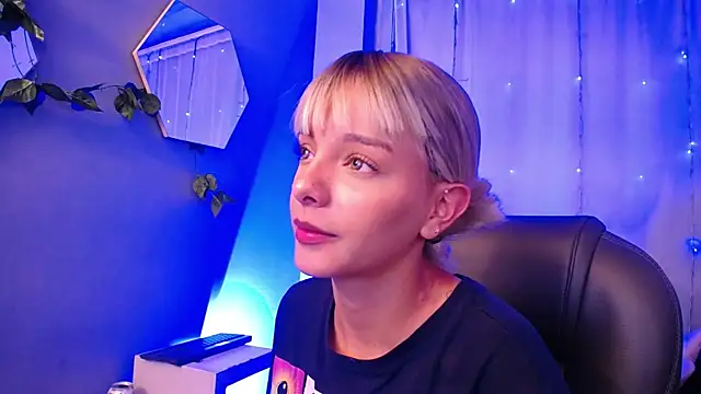 Snapshot of peyton_golden1 chatting on 11-11-25, 03:28 peyton golden1 online show from 11-11-25, 03:28