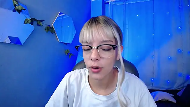 Snapshot of peyton_golden1 chatting on 11-12-25, 03:29 peyton golden1 online show from 11-12-25, 03:29