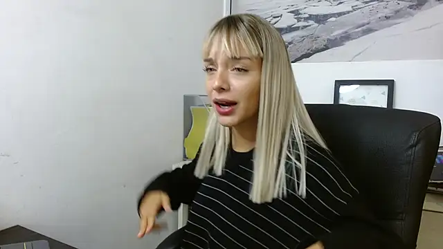 Snapshot of peyton_golden1 chatting on 11-21-25, 04:00 peyton golden1 online show from 11-21-25, 04:00