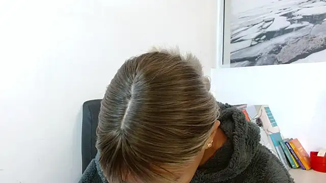 Snapshot of peyton_golden1 chatting on 11-22-25, 03:27 peyton golden1 online show from 11-22-25, 03:27