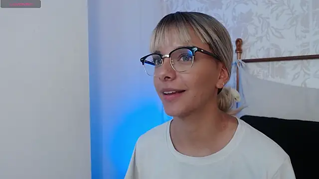 Snapshot of peyton_golden1 chatting on 11-23-25, 04:45 peyton golden1 online show from 11-23-25, 04:45