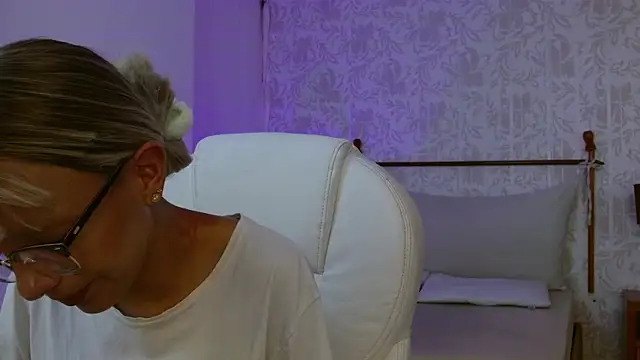 Snapshot of peyton_golden1 chatting on 11-30-25, 03:43 peyton golden1 online show from 11-30-25, 03:43