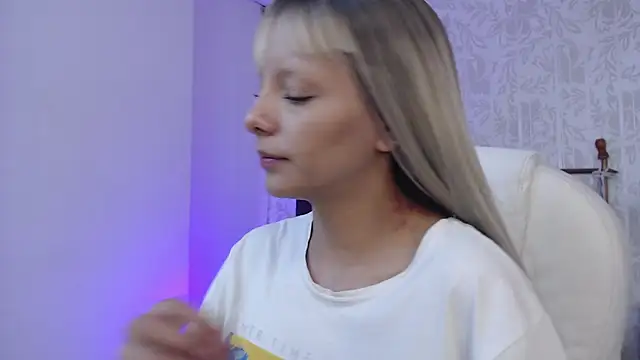 Snapshot of peyton_golden1 chatting on 12-05-25, 03:48 peyton golden1 online show from 12-05-25, 03:48