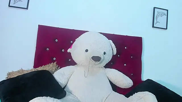 Snapshot of Briyit_Doll chatting on 09-25-25, 08:45 Briyit Doll online show from 09-25-25, 08:45